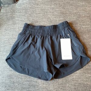 NWT Lululemon Tracker LR Short 4”